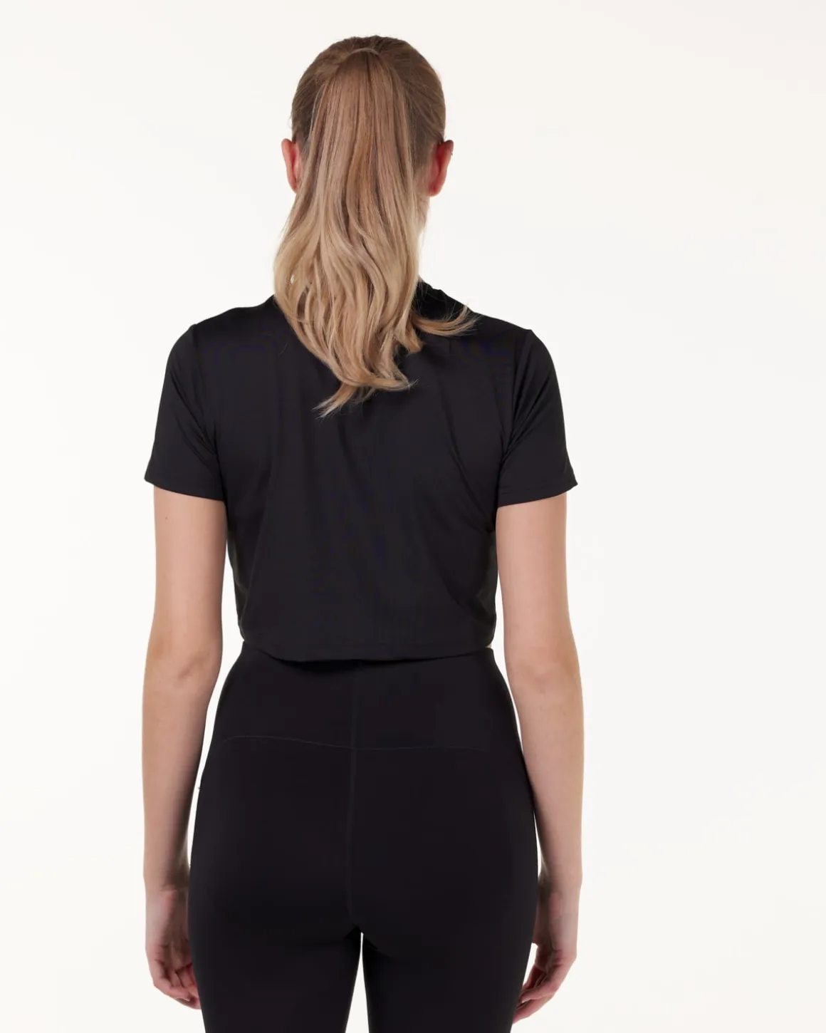 Essential Crop T-shirt Black 22