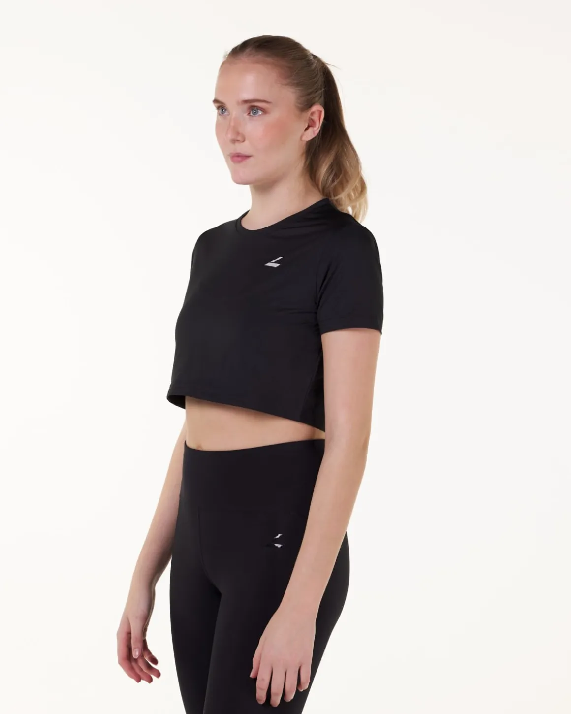 Essential Crop T-shirt Black 22