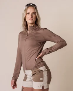 Leisure Trek Shorts Beige Feather