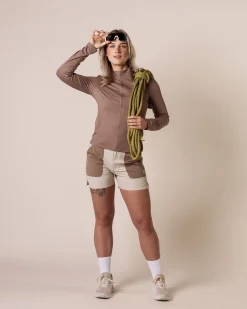 Leisure Trek Shorts Beige Feather