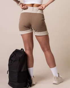 Leisure Trek Shorts Beige Feather