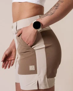 Leisure Trek Shorts Beige Feather