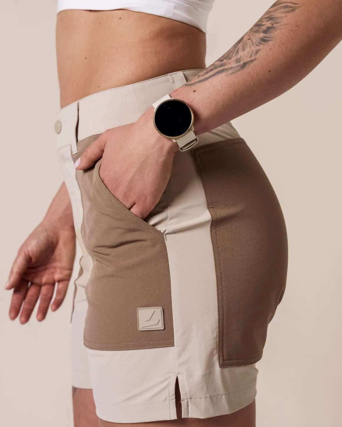 Leisure Trek Shorts Beige Feather