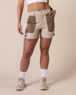 Leisure Trek Shorts Beige Feather