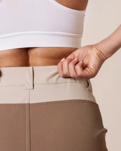 Leisure Trek Shorts Beige Feather