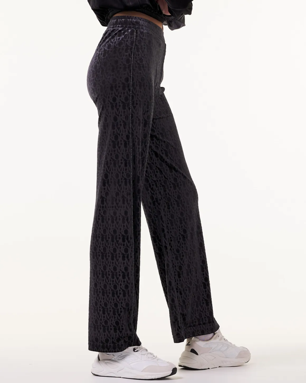 Logomania Velour Black SETT